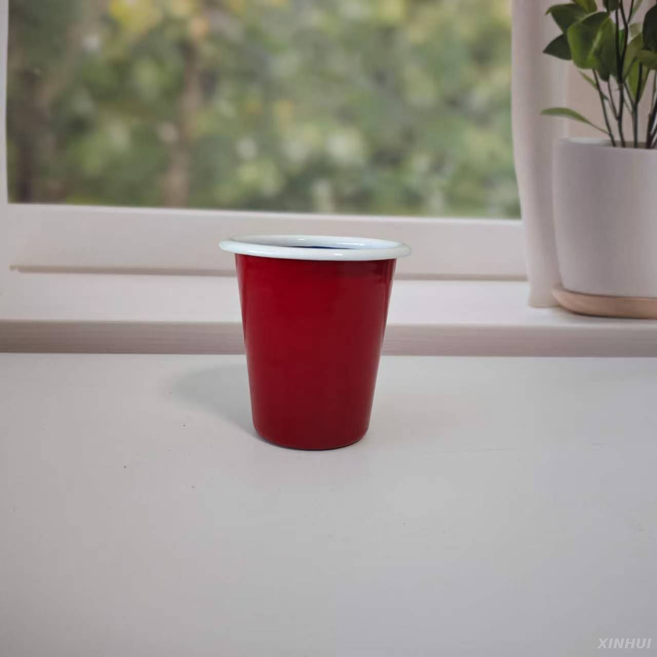 Hold the cup in hand