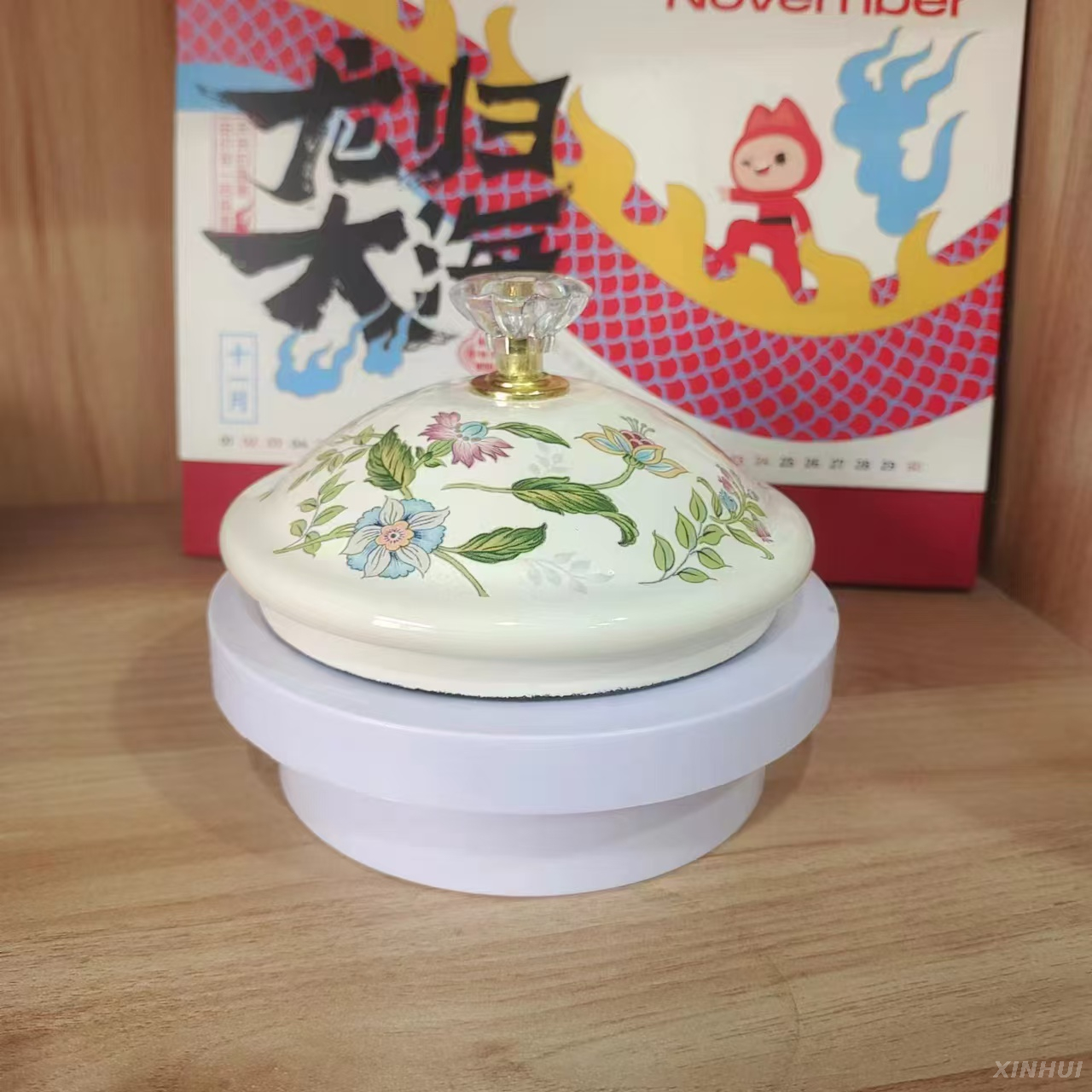 Exquisite enamel jar